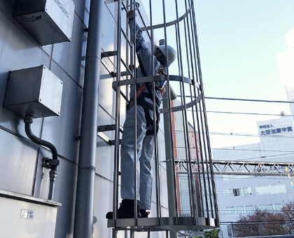 Les lois et les ordonnances vérifient + la vérification volontaire